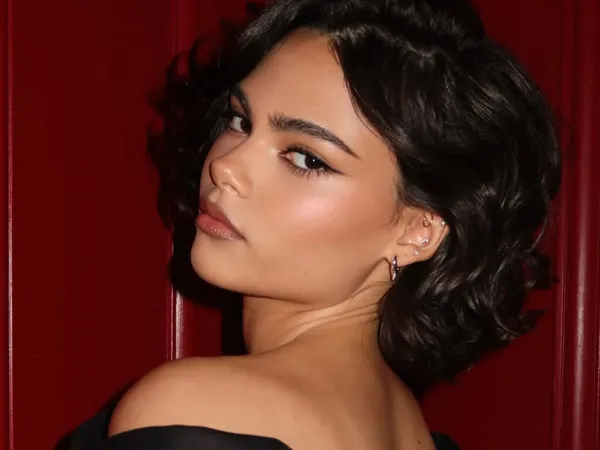 Ariana Greenblatt wearing black eyeliner.